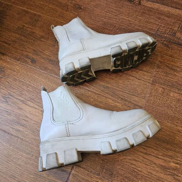 Circus by Sam Edelman Darielle Chelsea Boots with Lug Sole - Picture 5 of 9